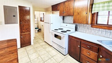 1432 N Walnut Ave in New Braunfels, TX - Foto de edificio - Building Photo