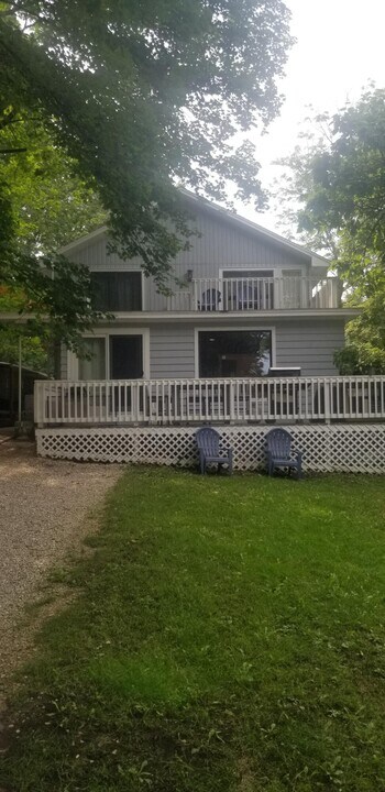 18 S Walworth Ave in Williams Bay, WI - Building Photo