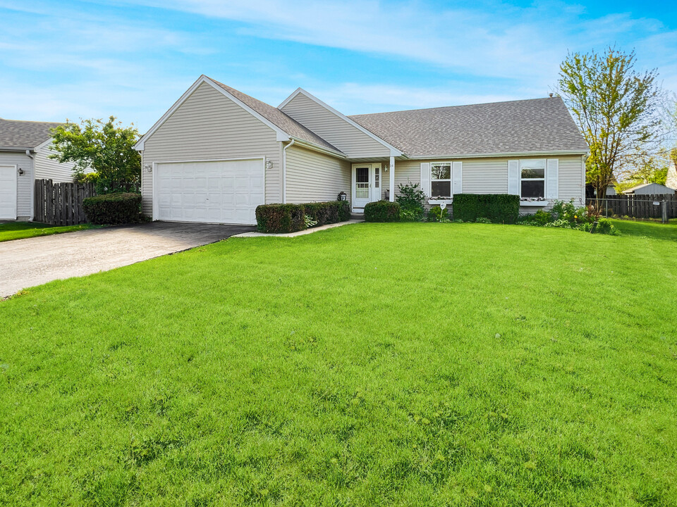 14 Bonnie Ct in Lake In The Hills, IL - Building Photo