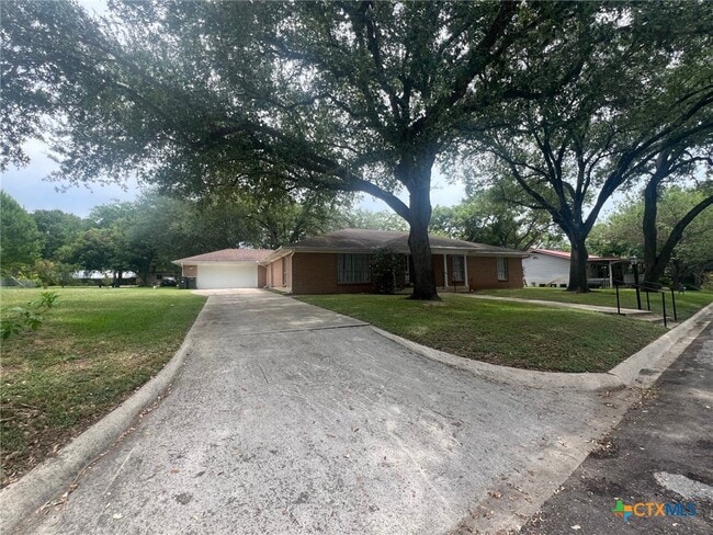 943 S Pecan Ave in Luling, TX - Building Photo - Building Photo