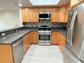 8180 Manitoba St in Los Angeles, CA - Building Photo - Building Photo