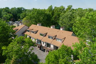 Woodgate Village in East Amherst, NY - Foto de edificio - Building Photo