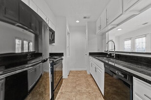 Columbia Oaks in Dallas, TX - Building Photo
