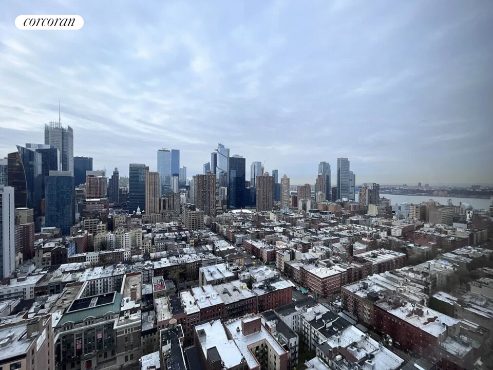 350 W 50th St in New York, NY - Building Photo