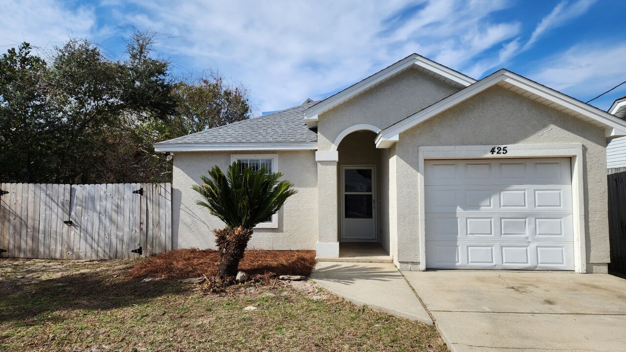 425 Dolphin Dr in Panama City Beach, FL - Building Photo