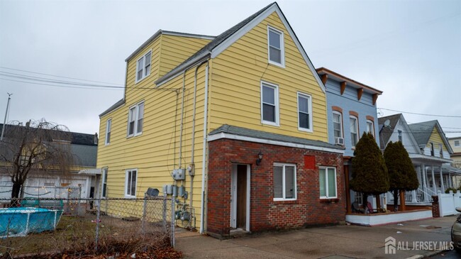 651 Penn St in Perth Amboy, NJ - Building Photo - Building Photo