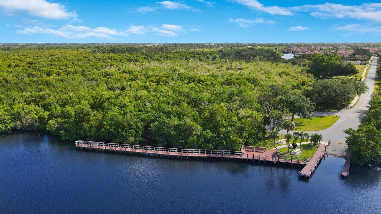 540 SW South River Dr in Stuart, FL - Foto de edificio