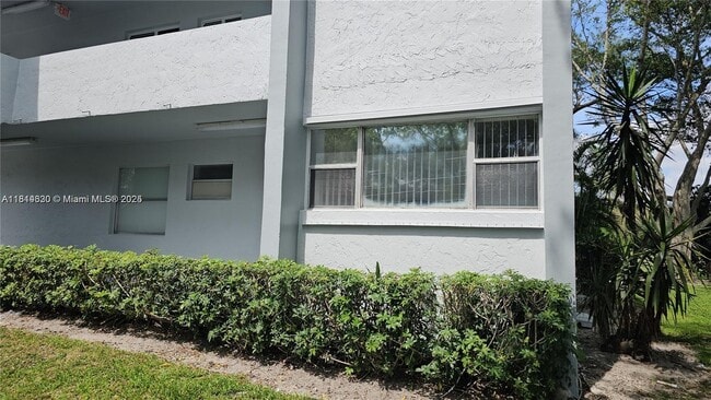 8380 Sands Point Blvd in Tamarac, FL - Building Photo - Building Photo