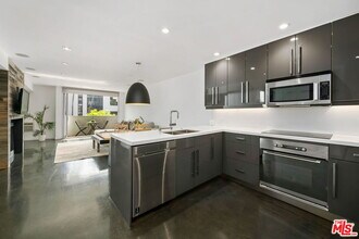 11645 Montana Ave in Los Angeles, CA - Building Photo - Building Photo