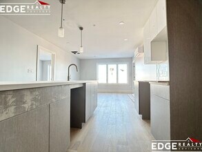 353 Market St, Unit 406 in Boston, MA - Building Photo - Building Photo