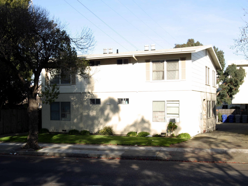 El Camino Apartments in Millbrae, CA - Foto de edificio