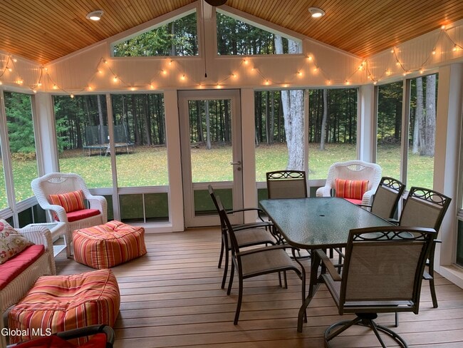 8 Amanda Ct in Saratoga Springs, NY - Building Photo - Building Photo