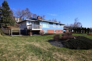 1321 E Skyline Pkwy in Duluth, MN - Building Photo