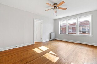 2342 W Touhy Ave in Chicago, IL - Building Photo