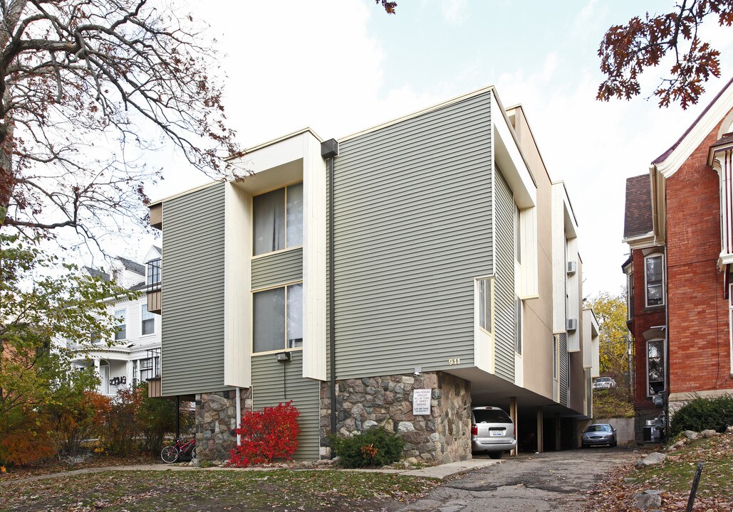 911 Oakland Ave in Ann Arbor, MI - Foto de edificio