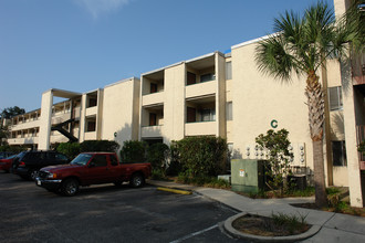 The Cedars in Mary Esther, FL - Building Photo - Building Photo