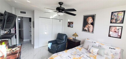 14165 SW 87th St in Miami, FL - Foto de edificio - Building Photo