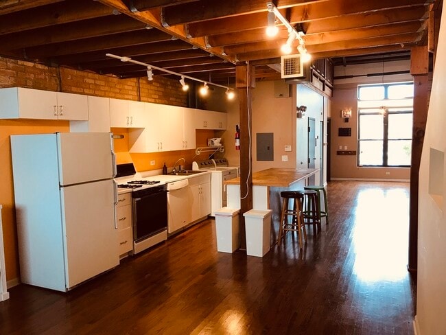 1322 Oakton St in Evanston, IL - Building Photo - Building Photo