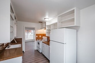 2490 Maple Ave NE in Salem, OR - Building Photo - Building Photo