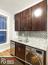 635 W Oakdale Ave, Unit 627-1 in Chicago, IL - Foto de edificio - Building Photo