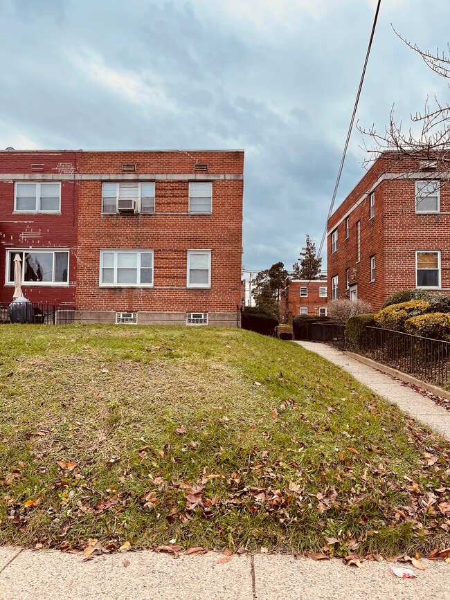 7934 Forrest Ave, Unit 2 in Philadelphia, PA - Building Photo - Building Photo