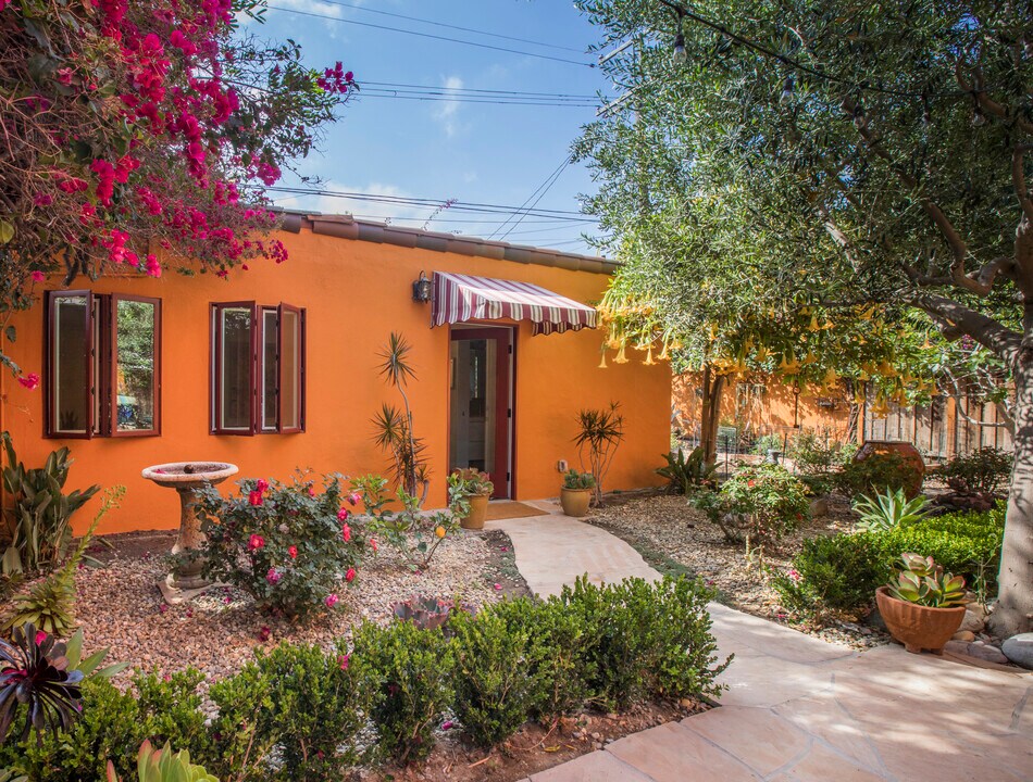 10516 Ilona Ave in Los Angeles, CA - Building Photo