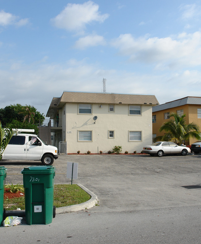 7301 NW 37th St in Hollywood, FL - Building Photo - Building Photo