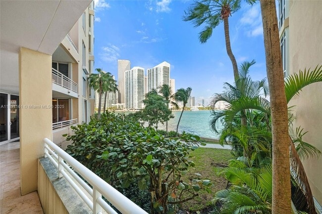 848 Brickell Key Dr, Unit 201 in Miami, FL - Foto de edificio - Building Photo