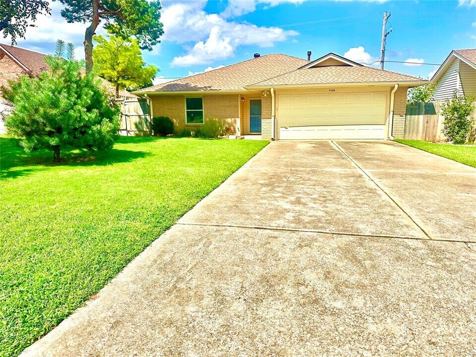 9109 NW 101st St in Yukon, OK - Building Photo