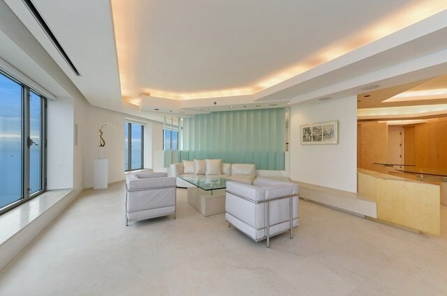 property at 950 N Michigan Ave