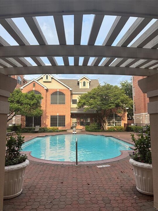 2111 Welch St in Houston, TX - Building Photo
