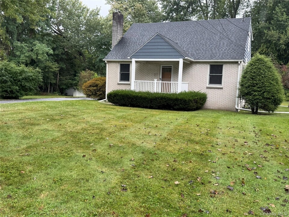 35 Rapalje Rd in Fishkill, NY - Building Photo