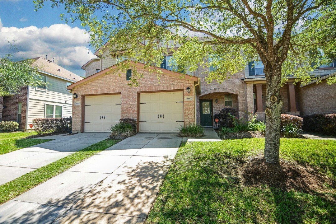 8123 Barnes Ridge Ln in Houston, TX - Building Photo