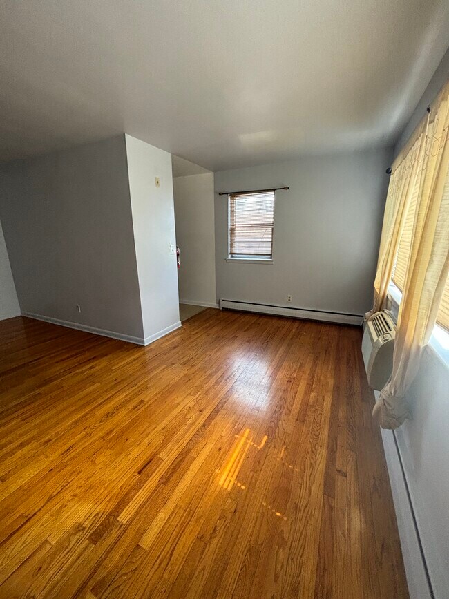 356 Myrtle Ave, Unit H in Irvington, NJ - Foto de edificio - Building Photo