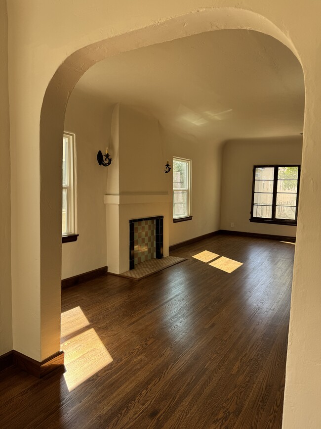 458 N Genesee Ave, Unit 458 half in Los Angeles, CA - Foto de edificio - Building Photo