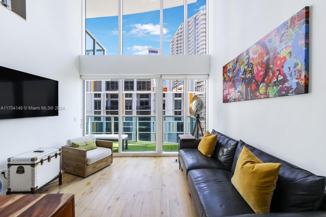 41 SE 5th St, Unit 1410 in Miami, FL - Building Photo
