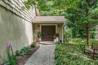 8 Crosby Ln in Oakland, NJ - Building Photo - Building Photo