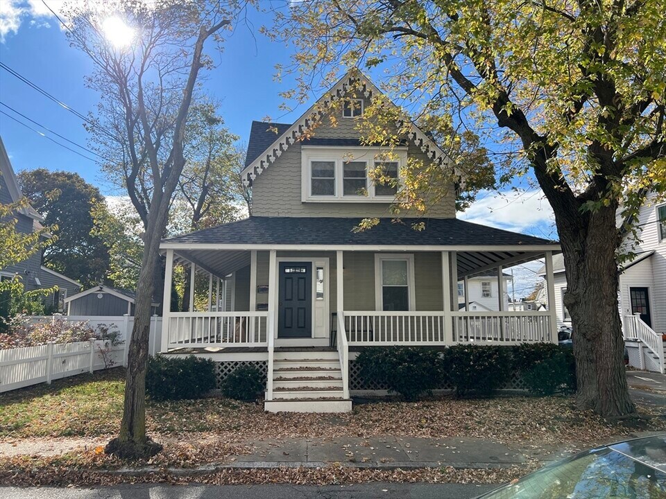 21 Hawthorn Ave in Winthrop, MA - Building Photo