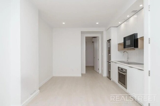 Meeker Avenue, Unit 214 in Brooklyn, NY - Building Photo - Building Photo