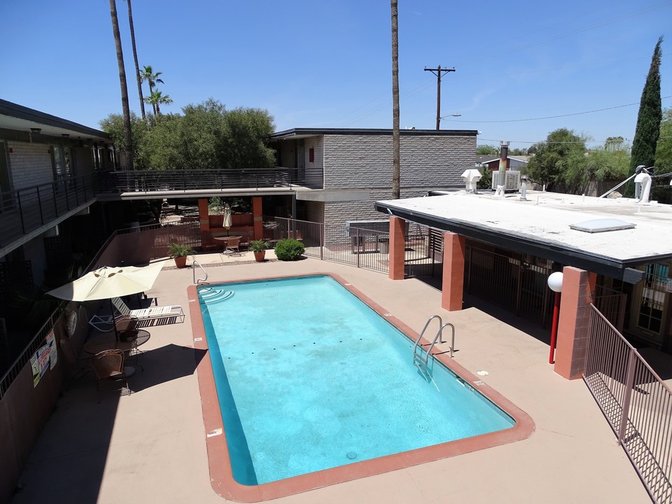 Broadway Apartments in Tucson, AZ - Foto de edificio