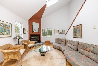 13 Sycamore Dr in East Hampton, NY - Building Photo - Building Photo