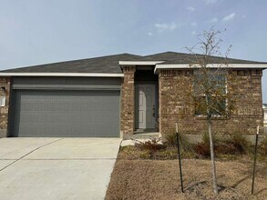 223 Camargue Dr in Hutto, TX - Foto de edificio - Building Photo