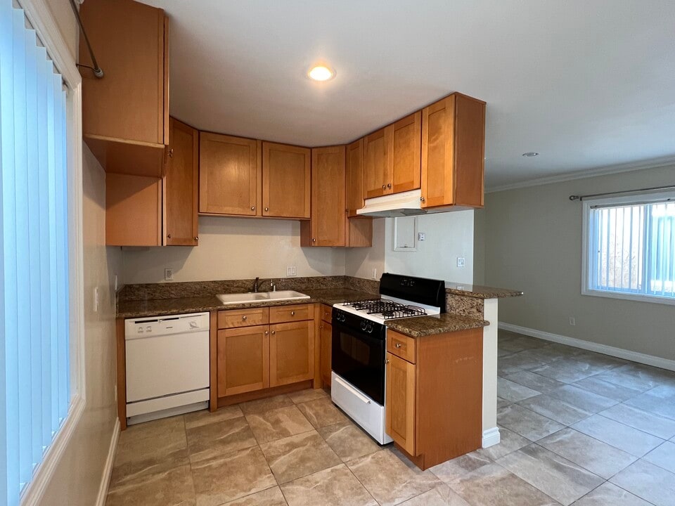 211 Seal Beach Blvd in Seal Beach, CA - Building Photo