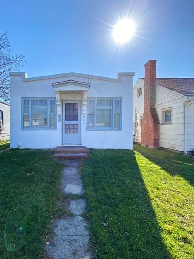 property at 611 W 2nd St