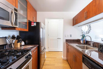 260 W 54th St in New York, NY - Building Photo - Building Photo