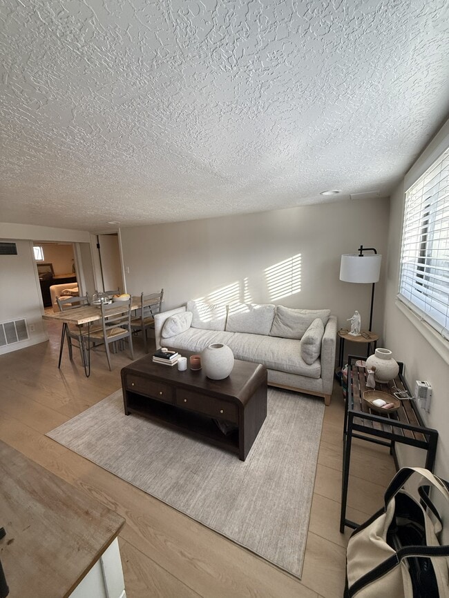 1819 E Parleys Canyon Blvd, Unit Basement in Salt Lake City, UT - Building Photo - Building Photo