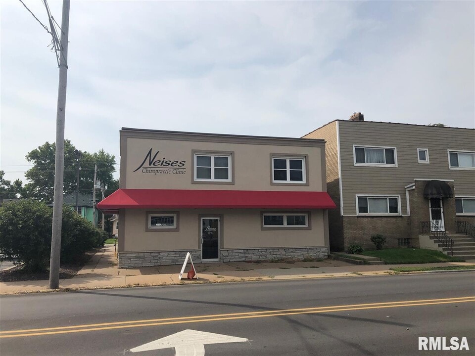 2512 18th Ave, Unit Half in Rock Island, IL - Building Photo