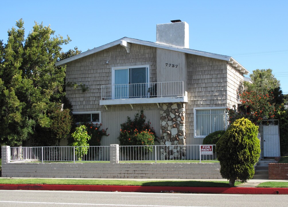 7737 Manchester Ave in Playa Del Rey, CA - Building Photo