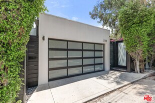 2300 Ronda Vista Dr in Los Angeles, CA - Building Photo