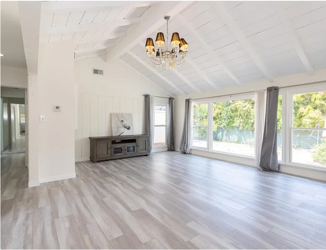 19435 Shirley Ct in Tarzana, CA - Foto de edificio - Building Photo